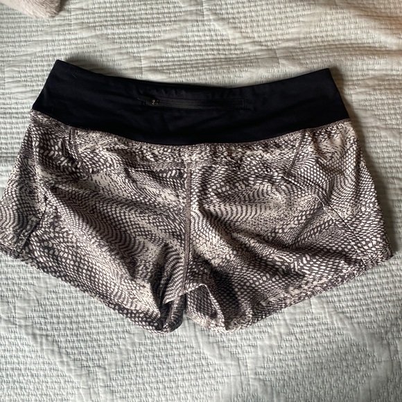 PATTERNED LULULEMON SPEED UP 2.5” - Picture 2 of 5